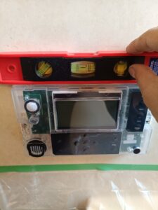 リモコン設置後も水平をしっかり確認してます